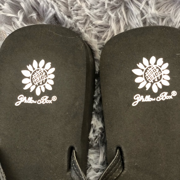 Yellow Box - Picture 4 of 4